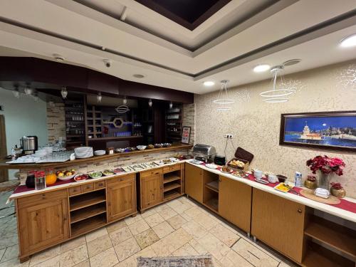 Kuchyň nebo kuchyňský kout v ubytování Hotel Ipekyolu