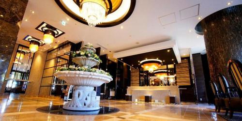a large vase in the middle of a lobby at APA Hotel Chiba Inzaimakinohara-Ekimae in Narita