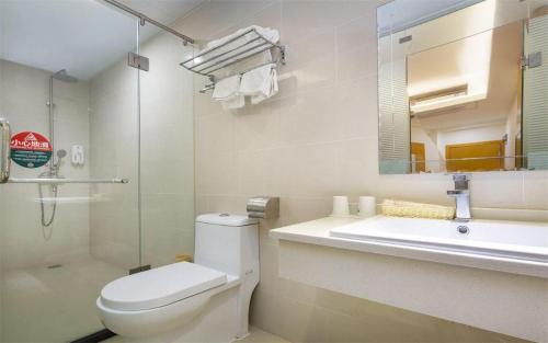 une salle de bain avec toilettes, lavabo et douche dans l'établissement GreenTree Alliance Sanya Jiyang District Yalongwan Road Hotel, à Da'ancun