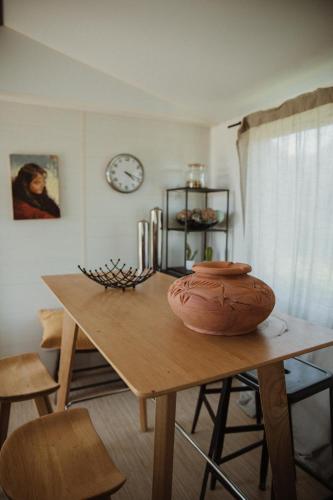 une table avec un vase assis au-dessus dans l'établissement Mobilhome Mare e Monte, à Lucciana