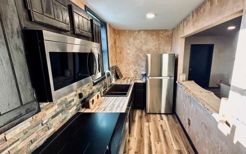 Dapur atau dapur kecil di LUXX - Two Bedroom Suite - Bunk Room