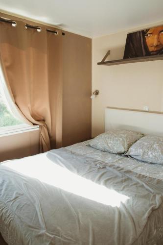 un lit dans une chambre avec une fenêtre dans l'établissement Mobilhome Mare e Monte, à Lucciana