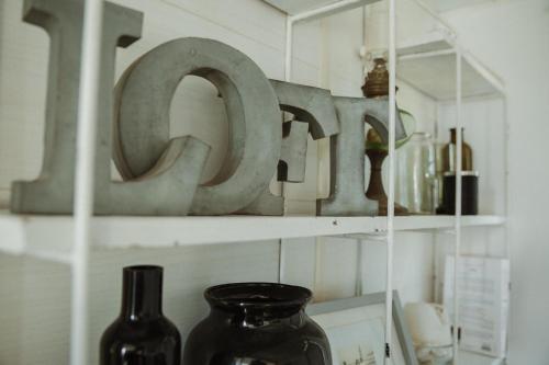 une étagère avec des bouteilles et un vase sur elle dans l'établissement Mobilhome Mare e Monte, à Lucciana