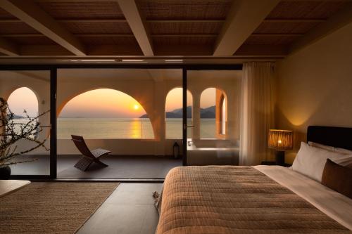 a bedroom with a bed and a view of the ocean at Mengyuan Bian Seaview Private Hot Spring Vacation Courtyard (Jiaochangwei Beach Branch) in Dapeng
