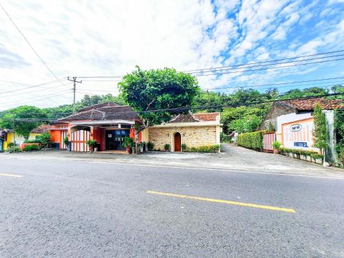 an empty street in a small town with houses at Hotel Family Syariah 1 Parangtritis RedPartner in Parangtritis