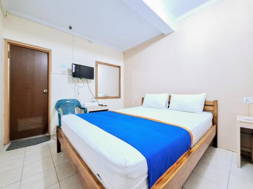 a bedroom with a large bed in a room at Hotel Family Syariah 1 Parangtritis RedPartner in Parangtritis