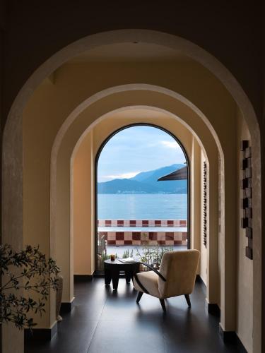 an archway in a room with a view of the ocean at Mengyuan Bian Seaview Private Hot Spring Vacation Courtyard (Jiaochangwei Beach Branch) in Dapeng