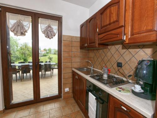 Dapur atau dapur kecil di Peaceful Villa in Montefiascone with Bubble Bath