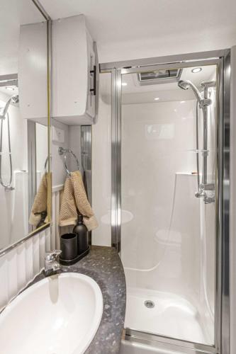 a bathroom with a sink and a shower at Vineyard Farmstay at Vista Fiano in Clare