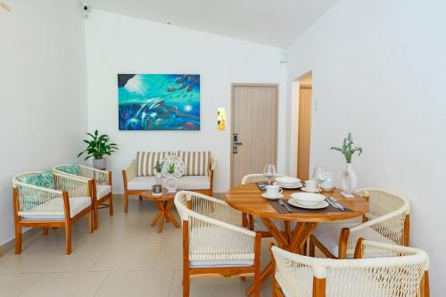 a dining room with a wooden table and chairs at Casa Mishka Hotel Boutique Habitación #104 Nuevo Cartagena in Cartagena de Indias
