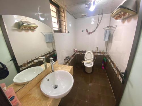 a bathroom with a sink and a toilet at Tien Tour & Homestay in Bản Kin