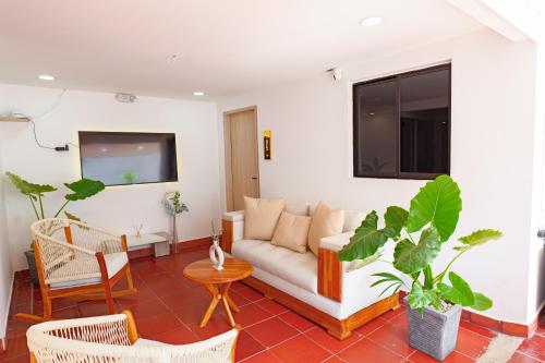 a living room with a couch and chairs at Casa Mishka Hotel Boutique Habitación #105 Nuevo Cartagena in Cartagena de Indias