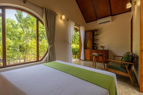 Postel nebo postele na pokoji v ubytování Sundara Retreat