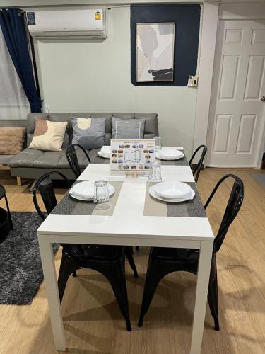 Ruang duduk di GM7 - Private House Downtown 2mins walk to metro