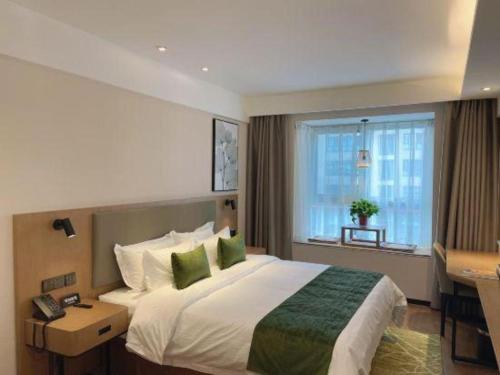Ein Bett oder Betten in einem Zimmer der Unterkunft GreenTree Inn Luoyang Railway Station Wangfujing Wangcheng Park