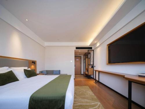 Ein Bett oder Betten in einem Zimmer der Unterkunft GreenTree Inn Luoyang Railway Station Wangfujing Wangcheng Park