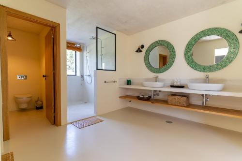 ein Badezimmer mit zwei Waschbecken und einer Dusche in der Unterkunft Casa da Raposeira Douro Valley in Armamar