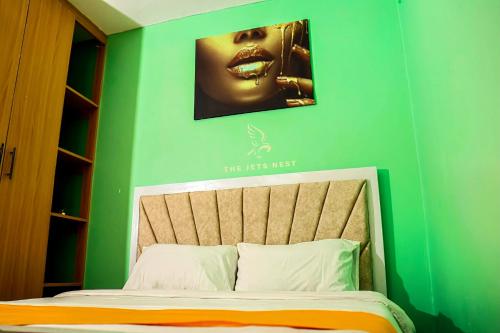 Llit o llits en una habitació de The Obama Mansion #Jets Nest