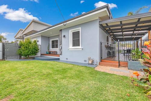 a white house with a fence and a yard at 5 Simms - Echuca Holiday Homes in Moama