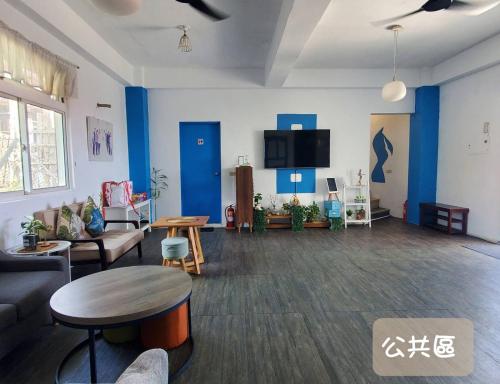 a living room with a couch and a table at 蘭嶼 262 民宿 in Lanyu