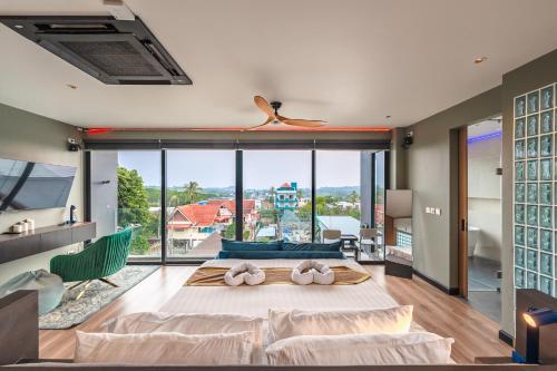 Ένα ή περισσότερα κρεβάτια σε δωμάτιο στο V160 Beautiful Sea View Full Smart House 3BR