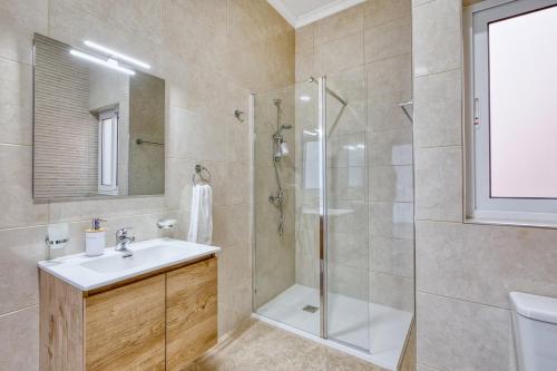Ένα μπάνιο στο New Penthouse! Walking distance to the three cities by SF Homes