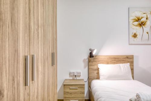 Ένα ή περισσότερα κρεβάτια σε δωμάτιο στο New Penthouse! Walking distance to the three cities by SF Homes