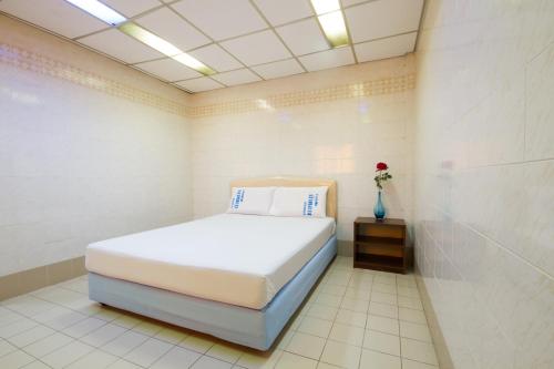 Postel nebo postele na pokoji v ubytování Bualuang HOTEL