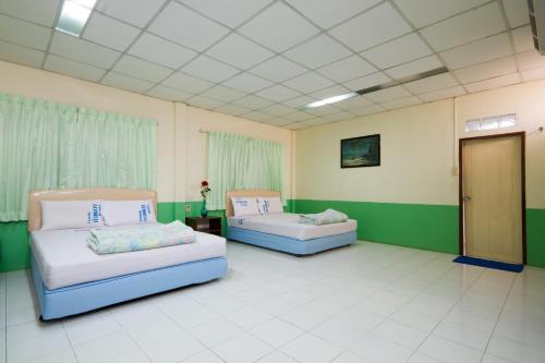 Postel nebo postele na pokoji v ubytování Bualuang HOTEL