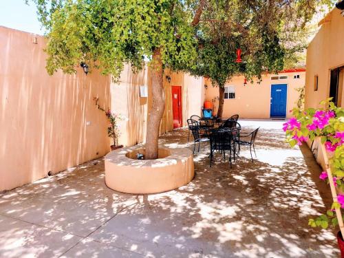 a patio with a tree and tables and chairs at Departamento 23 centrico , confortable , cerca de galerias mall , vado del rio , Pepsi , consulado, CAS in Hermosillo