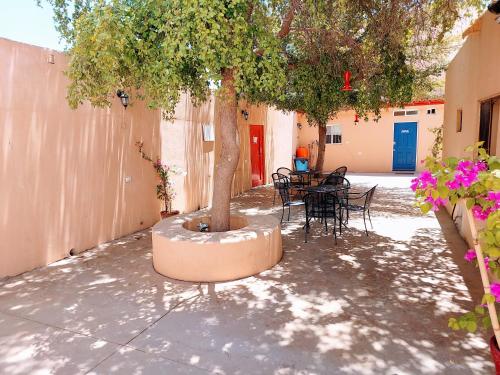 a courtyard with a tree and a table and chairs at Departamento 23 centrico , confortable , cerca de galerias mall , vado del rio , Pepsi , consulado, CAS in Hermosillo