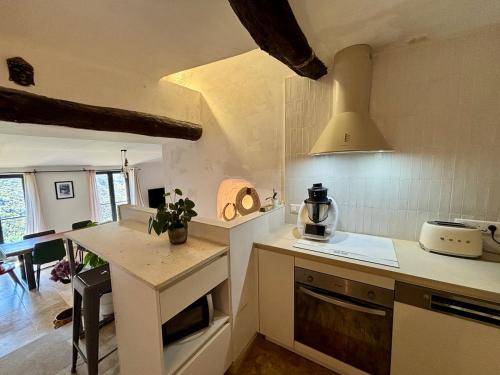 PeilleにあるBastide Peille village panoramic view and gardenのテーブルとカウンタートップのあるキッチン