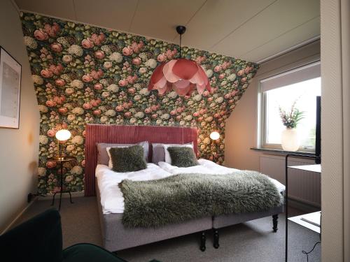 Postel nebo postele na pokoji v ubytování HAGA Hotell & Bistro