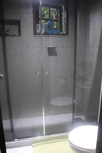 Ένα μπάνιο στο Quarto em casa na Mata Atlântica