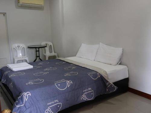 a bedroom with a bed with a blue blanket at Suanlamyai Resort in Loei