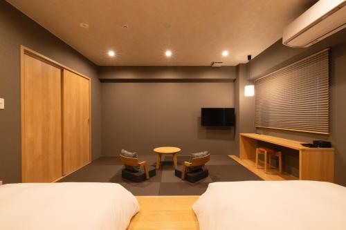 Una televisión o centro de entretenimiento en 奥州平泉温泉旅館 itsumu