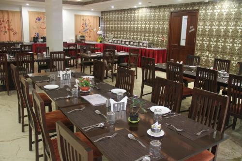 Un restaurante u otro lugar para comer en Lakshmi Hotel