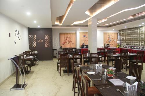 Un restaurante u otro lugar para comer en Lakshmi Hotel