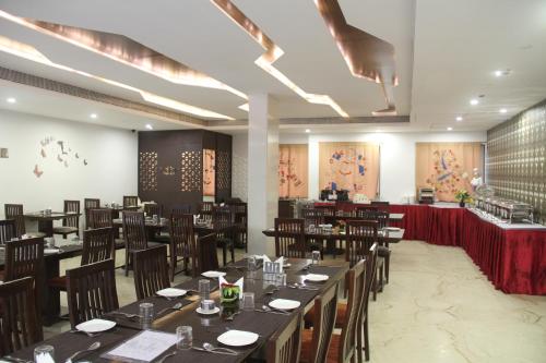 Restaurace v ubytování Lakshmi Hotel