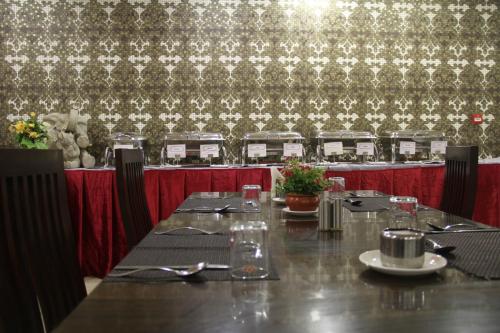 Un restaurante u otro lugar para comer en Lakshmi Hotel