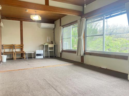 an empty room with a window and a table at 交流宿　星降る家　いこい in Gujo