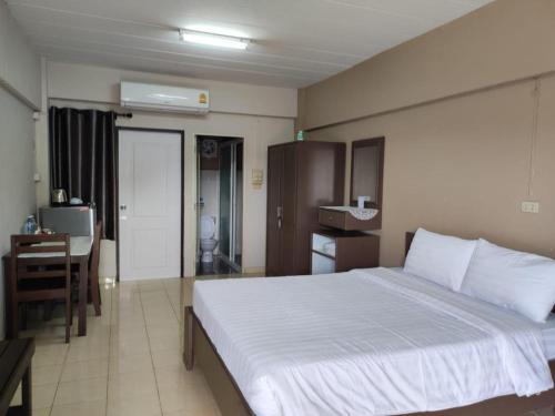 Postel nebo postele na pokoji v ubytování Capital O 75406 Hotel M Rojana