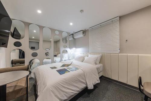 Un dormitorio con una cama grande y una mesa. en Hotel Yellow, en Guri