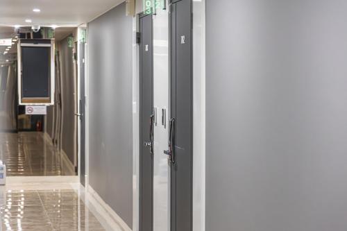 Un pasillo con puertas de cristal en un hospital. en Hotel Yellow, en Guri