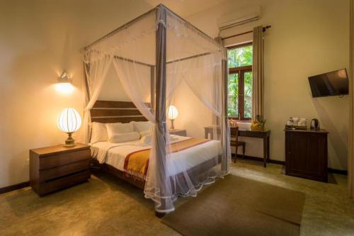 Ένα ή περισσότερα κρεβάτια σε δωμάτιο στο Roman Lake Ayurveda Boutique Resort