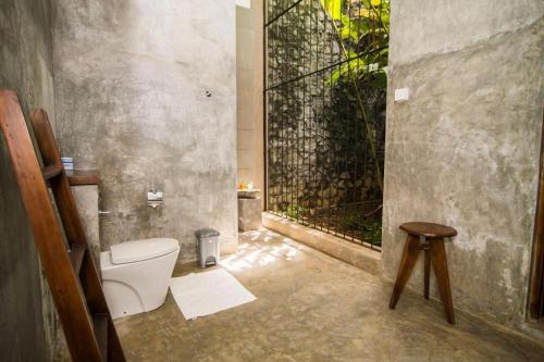 Ένα μπάνιο στο Roman Lake Ayurveda Boutique Resort