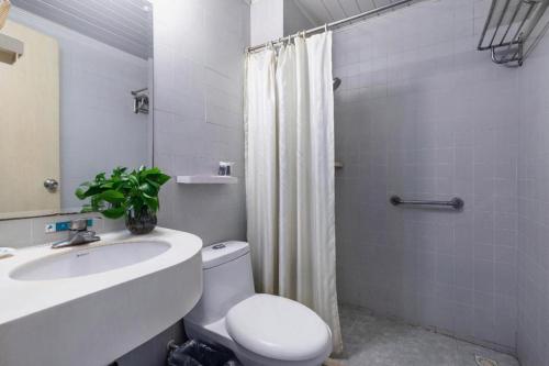 Ein Badezimmer in der Unterkunft Jinjiang Inn Wenzhou Shuangyu The Terminal