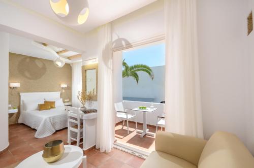 Giường trong phòng chung tại Adriani Hotel