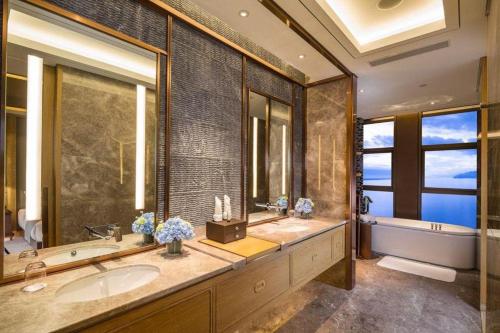 a large bathroom with two sinks and a tub and a tubermott at Dali Hotel in Dali