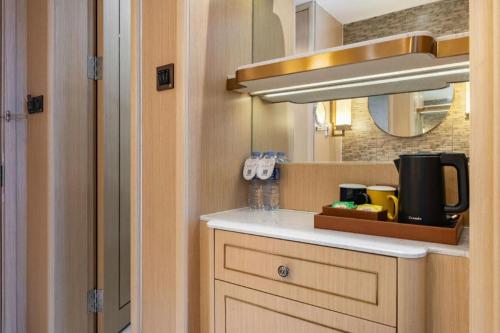eine Küche mit einer Theke mit einer Kaffeemaschine darauf in der Unterkunft Metropolo Hotel YunNan Shangri-la Karma Dan Songzanlin Temple in Shangri-La